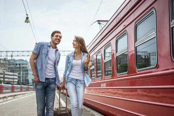 Couple souriant à l'extérieur — Photo