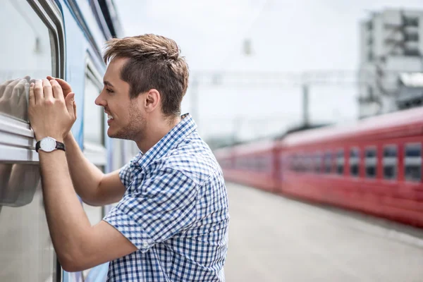 Jonge man buitenshuis — Stockfoto