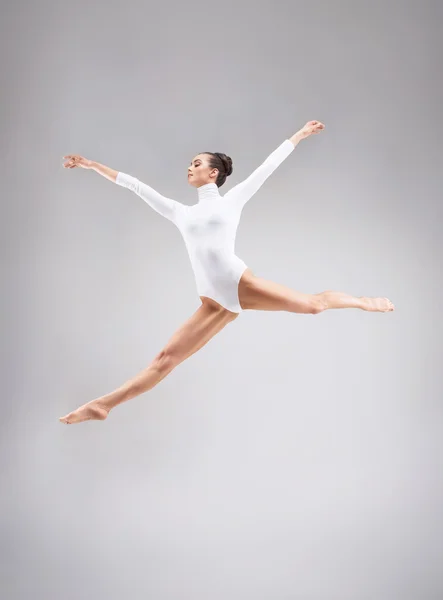 Salto donna isolato — Foto Stock