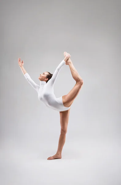 Gymnast in studio — Stockfoto