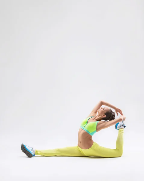 Stretching vrouw binnenshuis — Stockfoto