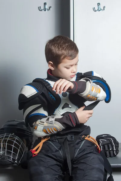 Jeune garçon en uniforme de hockey — Photo