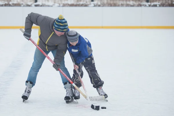 Padre con su hijo jugando hockey — Foto de Stock