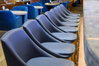 Rahat bir modern şehir restoranının iç çekimleri.