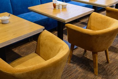 Rahat bir modern şehir restoranının iç çekimleri.