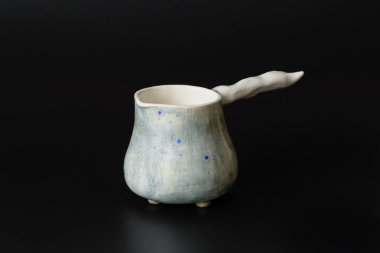 Otantik el yapımı seramik araç gereçlerinin fotoğrafı. Kupa.