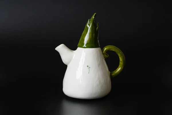 Fotografie Des Authentischen Handgefertigten Keramikhandwerks Auf Schwarzem Hintergrund Teekanne — Stockfoto
