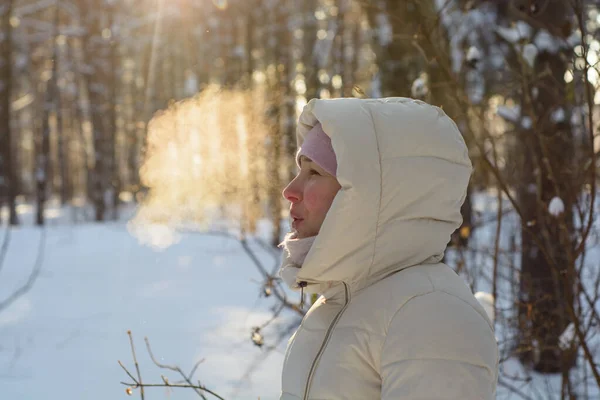Mladá Krásná Žena Dýchání Páry Zimě Slunečný Les — Stock fotografie