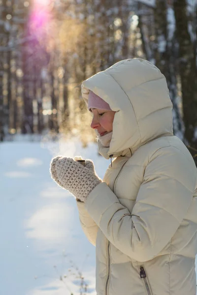 Joven Hermosa Mujer Calentando Con Caliente Termo Bosque Soleado Invierno — Foto de Stock