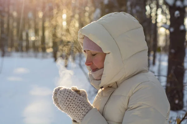 Joven Hermosa Mujer Calentando Con Caliente Termo Bosque Soleado Invierno — Foto de Stock