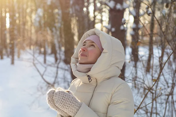 Joven Hermosa Mujer Calentando Con Caliente Termo Bosque Soleado Invierno — Foto de Stock