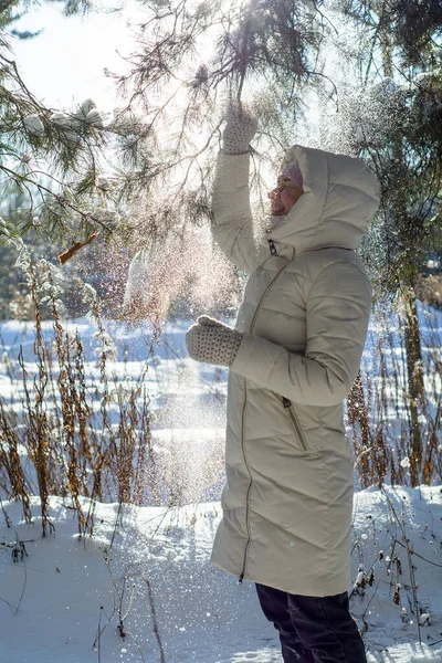 Jovem Mulher Bonita Brincando Com Neve Uma Floresta Inverno Dia — Fotografia de Stock