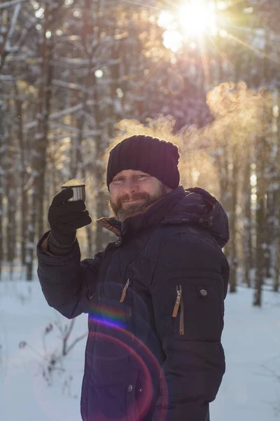 Frusen Man Skägg Värms Upp Med Varmt Från Termos Solig — Stockfoto