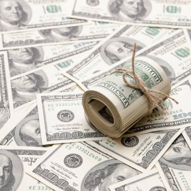 Yığınla 100 dolarlık banknot. Instagram gibi sosyal medya için kare kırpma fotoğrafı.