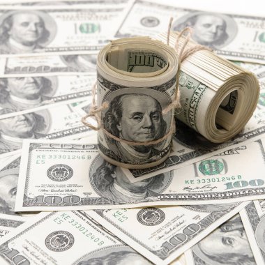 Yığınla 100 dolarlık banknot. Instagram gibi sosyal medya için kare kırpma fotoğrafı.