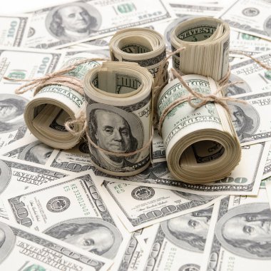 Yığınla 100 dolarlık banknot. Instagram gibi sosyal medya için kare kırpma fotoğrafı.