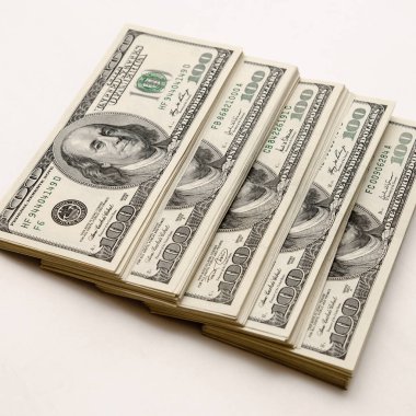 Yığınla 100 dolarlık banknot. Instagram gibi sosyal medya için kare kırpma fotoğrafı.