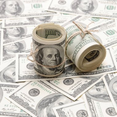 Yığınla 100 dolarlık banknot. Instagram gibi sosyal medya için kare kırpma fotoğrafı.