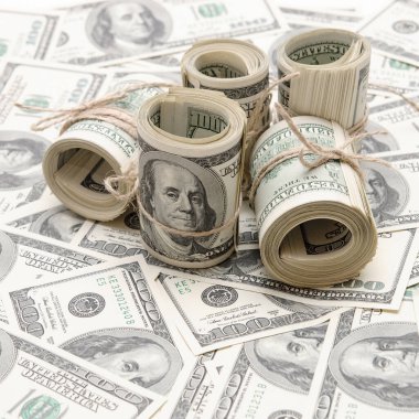 Yığınla 100 dolarlık banknot. Instagram gibi sosyal medya için kare kırpma fotoğrafı.