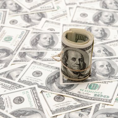 Yığınla 100 dolarlık banknot. Instagram gibi sosyal medya için kare kırpma fotoğrafı.