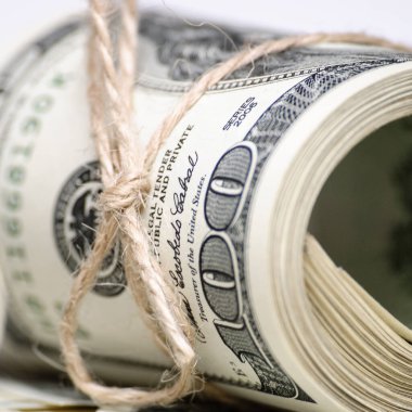 Yığınla 100 dolarlık banknot. Instagram gibi sosyal medya için kare kırpma fotoğrafı.