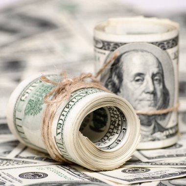 Yığınla 100 dolarlık banknot. Instagram gibi sosyal medya için kare kırpma fotoğrafı.