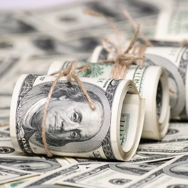 Yığınla 100 dolarlık banknot. Instagram gibi sosyal medya için kare kırpma fotoğrafı.