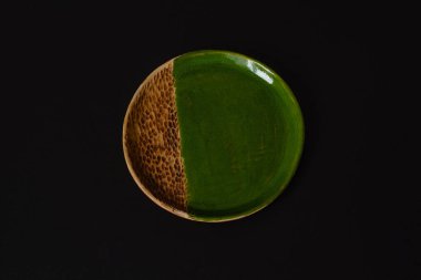 Otantik el yapımı seramik araç gereçlerinin fotoğrafı. Tabak.