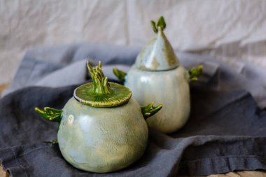 Konforlu bir iç mekanda el yapımı orijinal seramik el yazması. Kâseler.