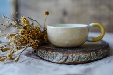 Konforlu bir iç mekanda el yapımı orijinal seramik el yazması. Kupa.