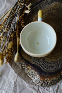 Konforlu bir iç mekanda el yapımı orijinal seramik el yazması. Kupa.