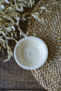 Konforlu bir iç mekanda el yapımı orijinal seramik el yazması. Kase.