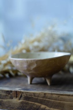 Konforlu bir iç mekanda el yapımı orijinal seramik el yazması. Kase.