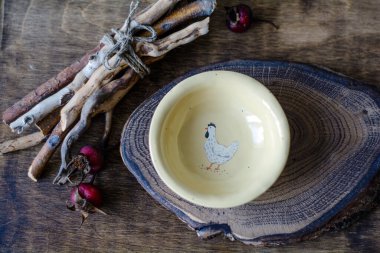 Konforlu bir iç mekanda el yapımı orijinal seramik el yazması. Kase.