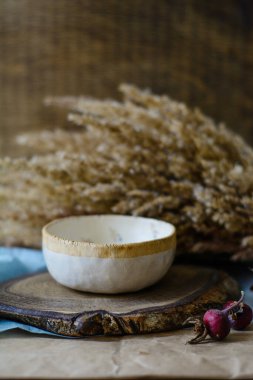 Konforlu bir iç mekanda el yapımı orijinal seramik el yazması. Kase.