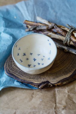 Konforlu bir iç mekanda el yapımı orijinal seramik el yazması. Kase.