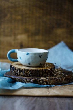 Konforlu bir iç mekanda el yapımı orijinal seramik el yazması. Kupa.