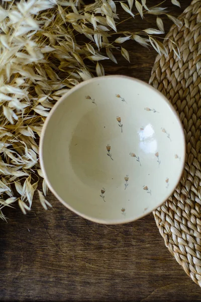 Konforlu bir iç mekanda el yapımı orijinal seramik el yazması. Kase.