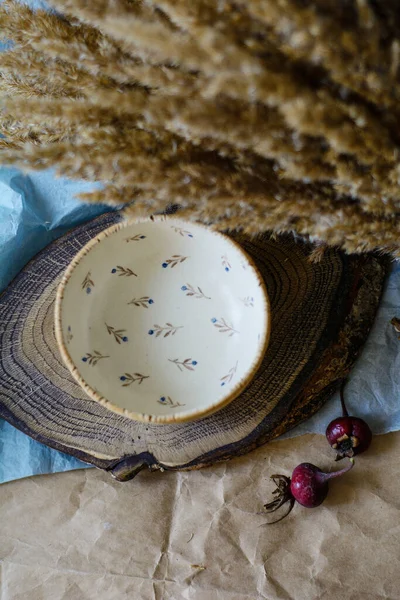 Konforlu bir iç mekanda el yapımı orijinal seramik el yazması. Kase.