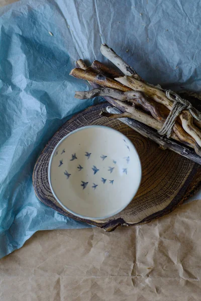 Konforlu bir iç mekanda el yapımı orijinal seramik el yazması. Kase.