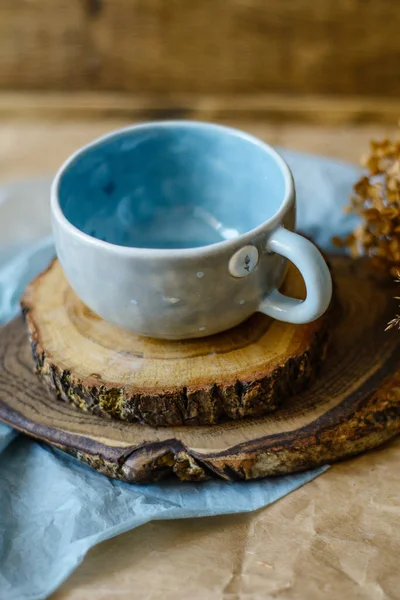 Konforlu bir iç mekanda el yapımı orijinal seramik el yazması. Kupa.