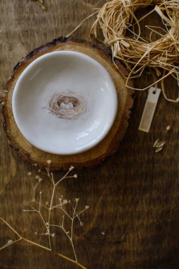 Konforlu bir iç mekanda el yapımı orijinal seramik el yazması. Kase.