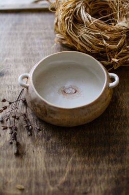 Konforlu bir iç mekanda el yapımı orijinal seramik el yazması. Kase.