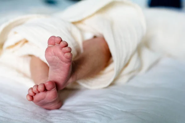 Leuke Pasgeboren Baby Voeten Met Kleine Tenen Een Selectieve Focus — Stockfoto