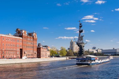 MOSCOW, RUSSIA - 1 Mayıs 2021: Moskova Nehri üzerinde Kızıl Ekim fabrikası manzaralı seyrüsefer ve Rus filosunun 300. yıldönümü anıtı I. Peter 'ın heykeli