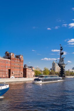 MOSCOW, RUSSIA - 1 Mayıs 2021: Moskova Nehri üzerinde Kızıl Ekim fabrikası manzaralı seyrüsefer ve Rus filosunun 300. yıldönümü anıtı I. Peter 'ın heykeli