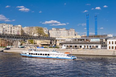 MOSCOW, RUSSIA - 1 Mayıs 2021: Balchug Adası 'ndaki Hükümet Evi manzaralı Moskova Nehri üzerinde seyrüsefer