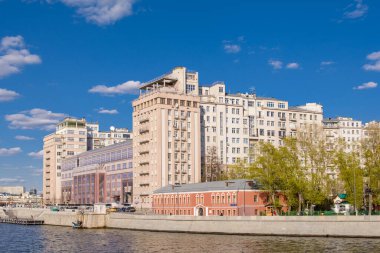 MOSCOW, RUSSIA - 1 Mayıs 2021: Moskova Nehri Balchug Adası 'ndaki Hükümet Binası manzaralı