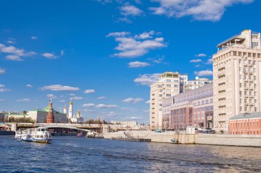 MOSCOW, RUSSIA - 1 Mayıs 2021: Balchug Adası 'ndaki Hükümet Evi manzaralı Moskova Nehri üzerinde seyrüsefer