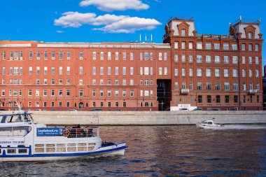 MOSCOW, RUSSIA - 1 Mayıs 2021: Balchug Adası 'ndaki Krasny Oktyabr fabrikası manzaralı Moskova Nehri üzerinde seyrüsefer